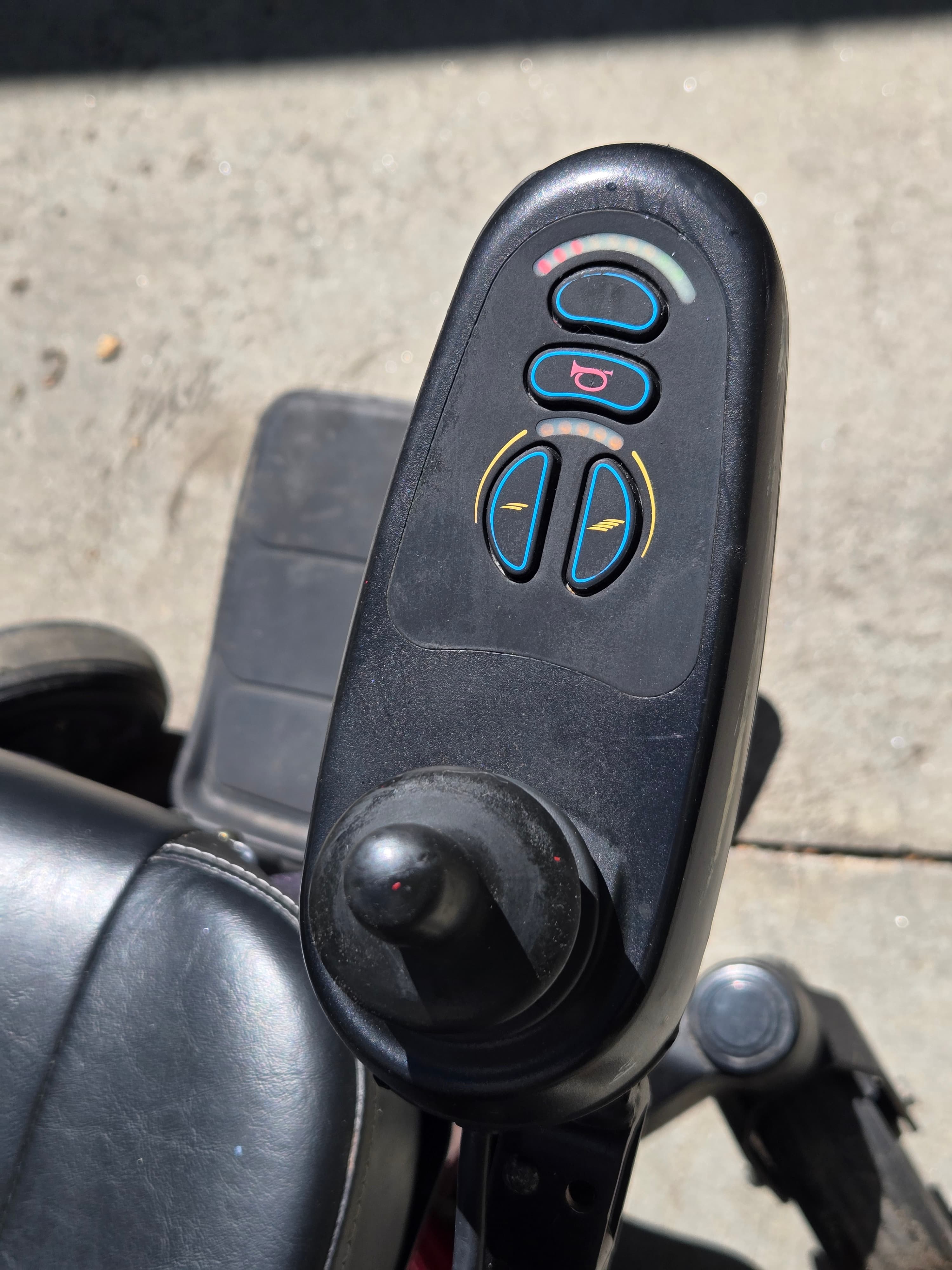 Quickie Pulse 6 Power Wheelchair - Excellent Condition, Highly Maneuverable - Thumbnail 3