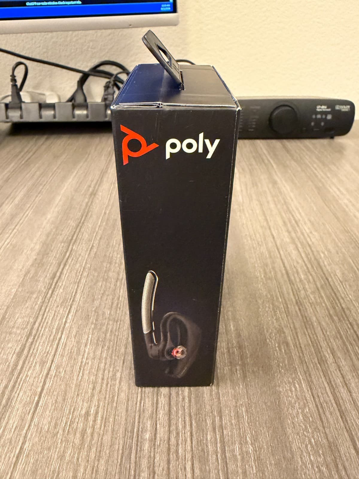 Poly Voyager Legend 30 Bluetooth Headset WindSmart USB-C iPhone iPad - Thumbnail 4