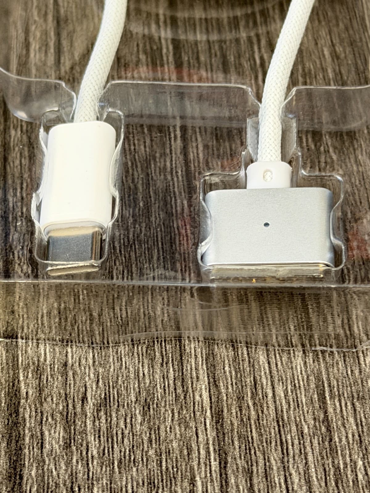 USB-C to Magnetic 3 Charging Cable 2M White for MacBook Open Box - Thumbnail 6