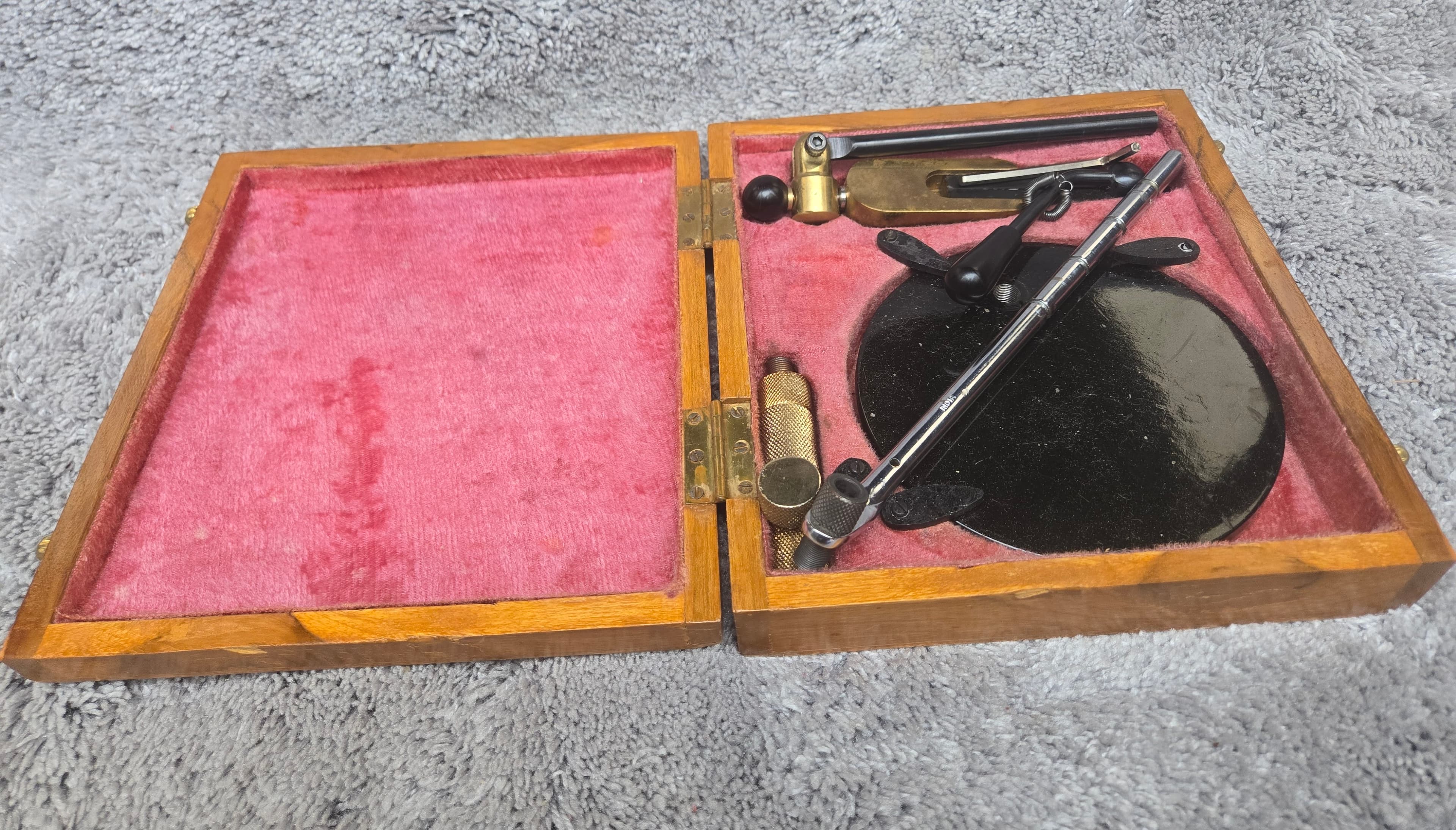 Regal Medallion Fly Tying Vise with Wooden Display Case - Thumbnail 2