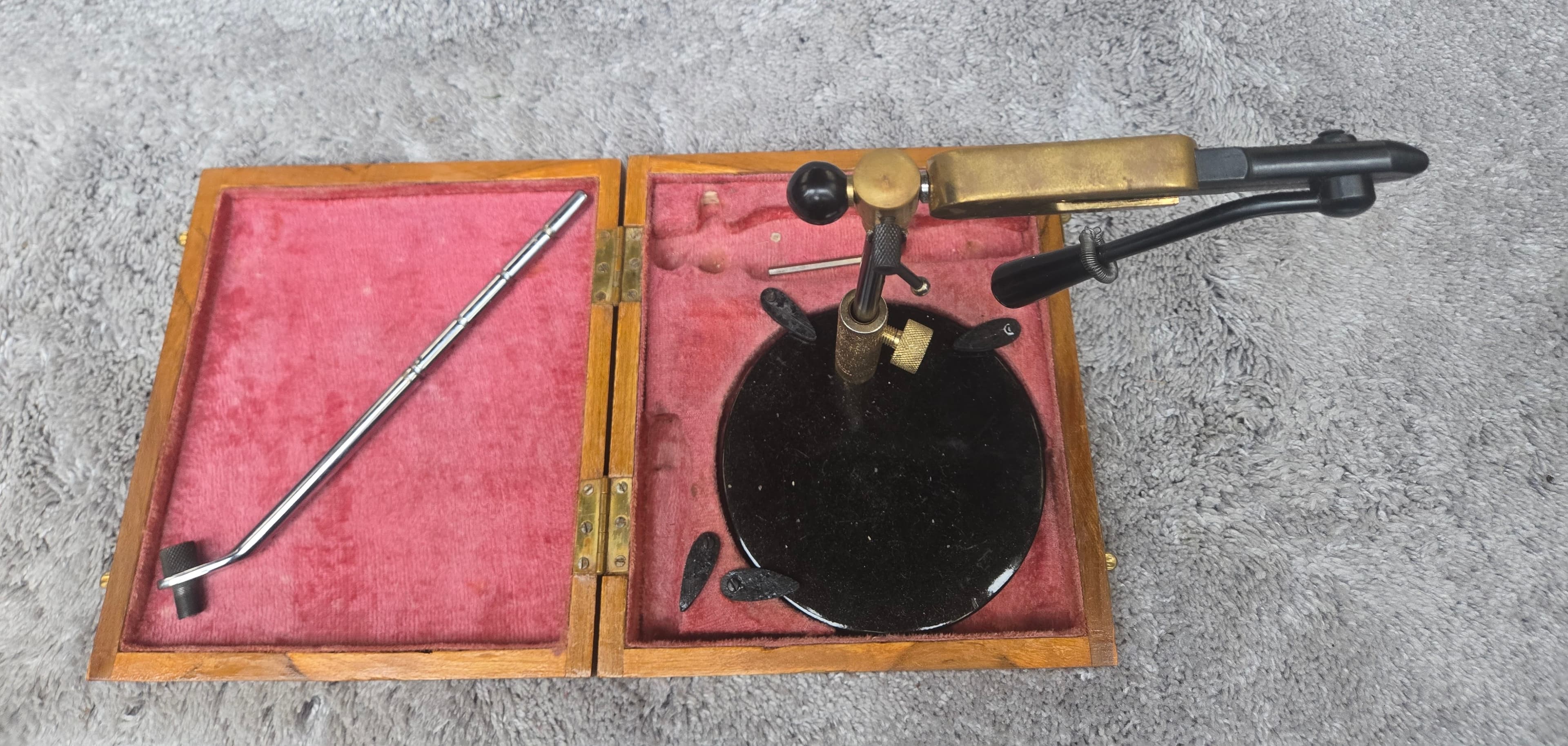 Regal Medallion Fly Tying Vise with Wooden Display Case - Thumbnail 3