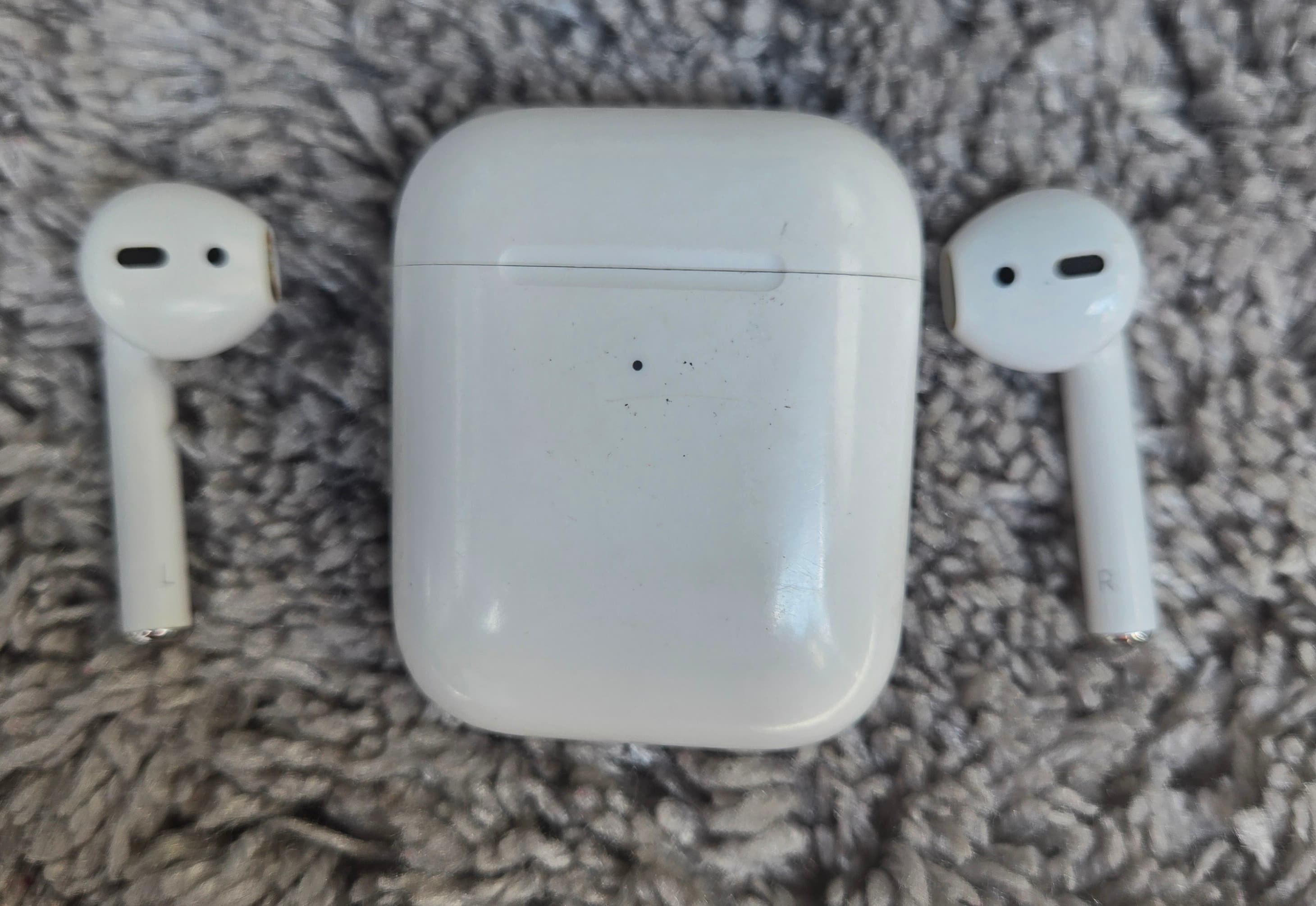 Apple AirPods with Charging Case - Thumbnail 2