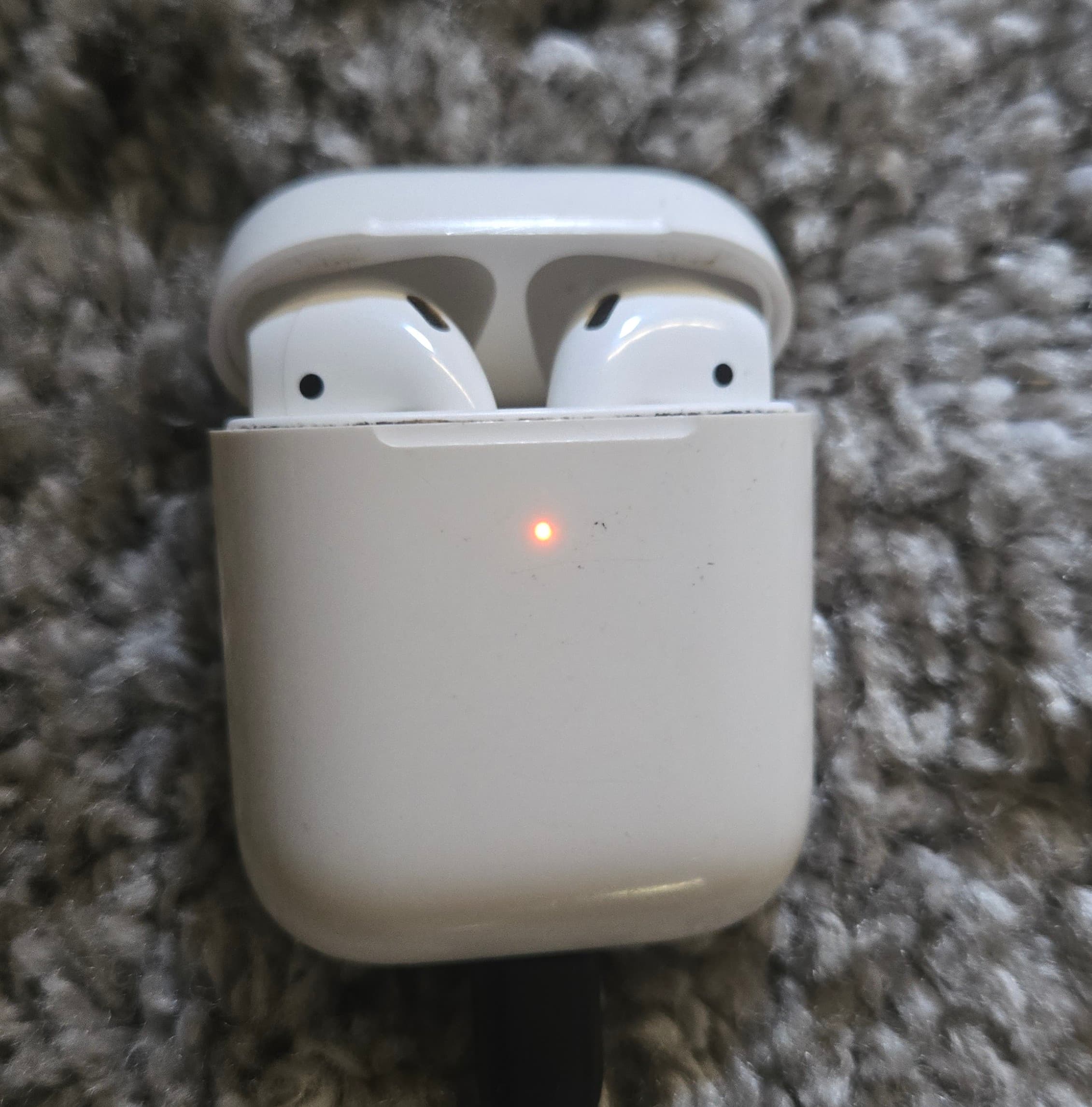 Apple AirPods with Charging Case - Thumbnail 3