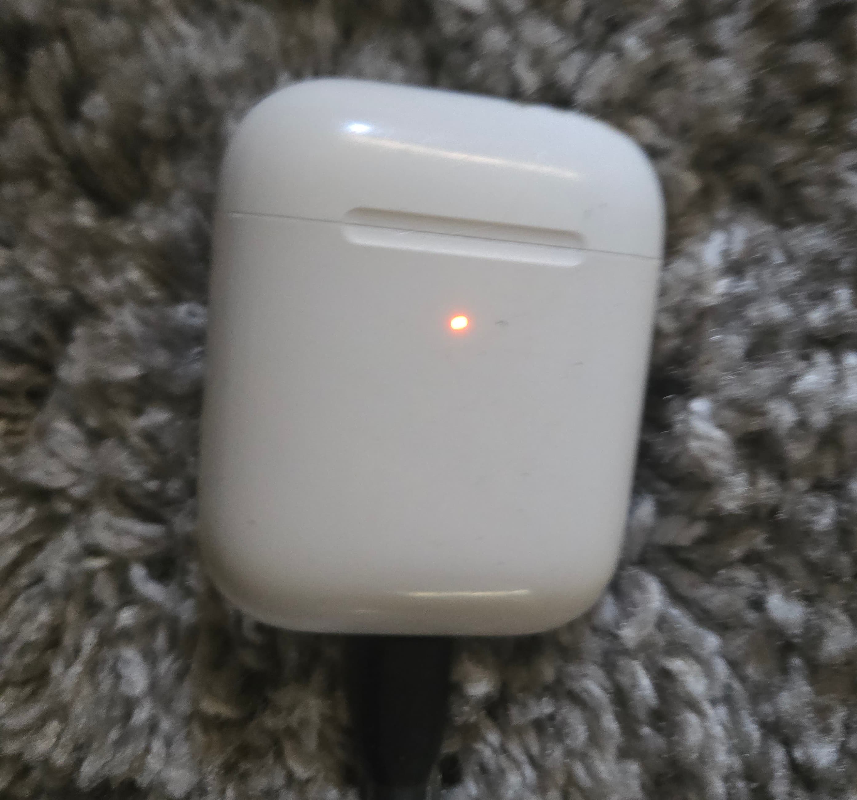 Apple AirPods with Charging Case - Thumbnail 4