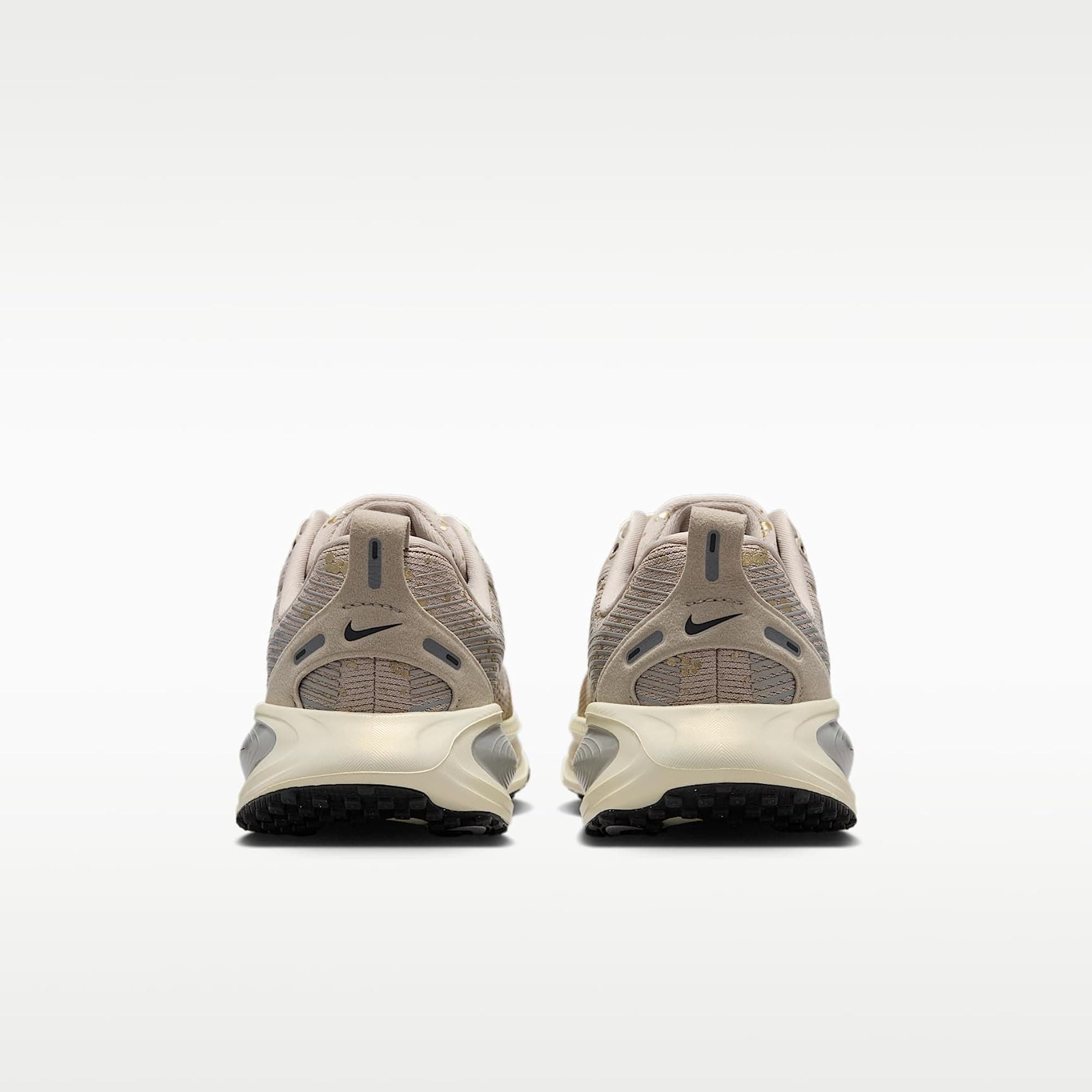 Nike Vomero 18 Big Kids' Road Running Shoes (Cream II/Coconut Milk/Light Smoke G - Thumbnail 6