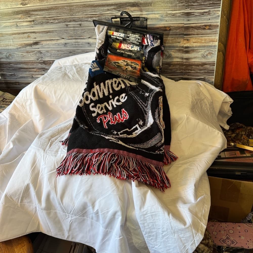 Goodwrench Service Plus Black and Red Blanket. - Thumbnail 8
