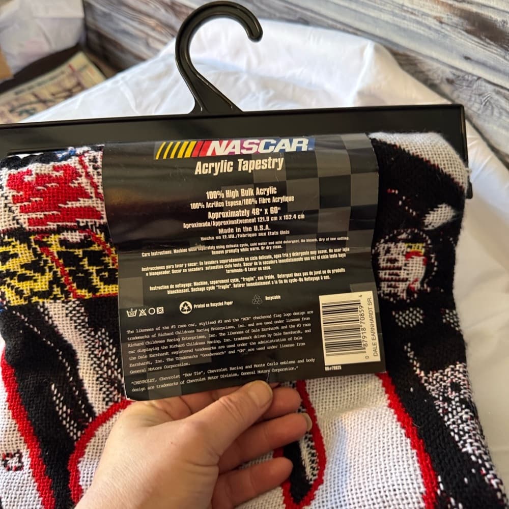Goodwrench Service Plus Black and Red Blanket. - Thumbnail 4