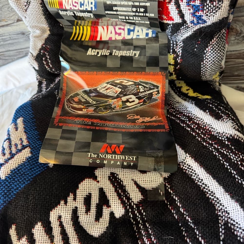 Goodwrench Service Plus Black and Red Blanket. - Thumbnail 2