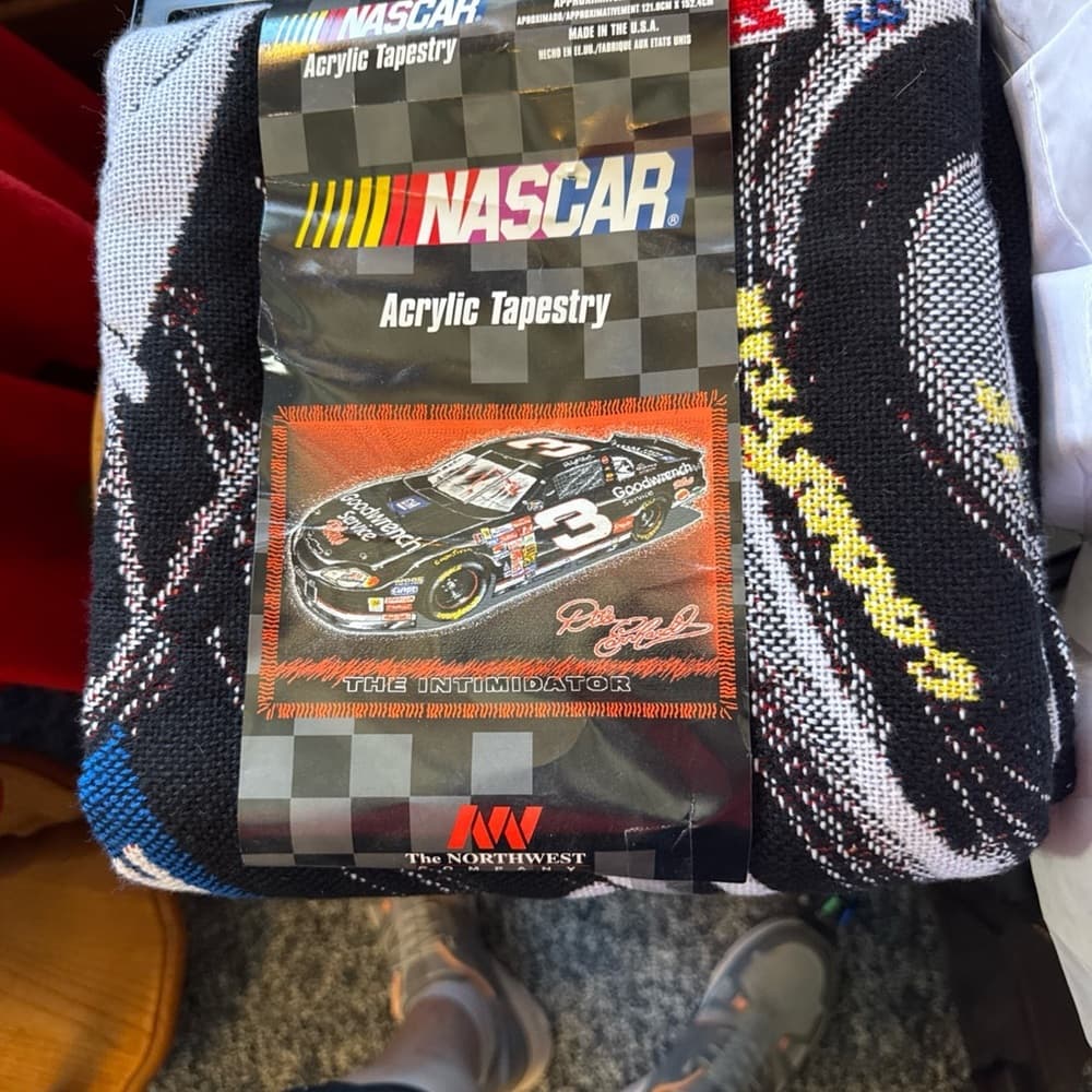 Goodwrench Service Plus Black and Red Blanket. - Thumbnail 6