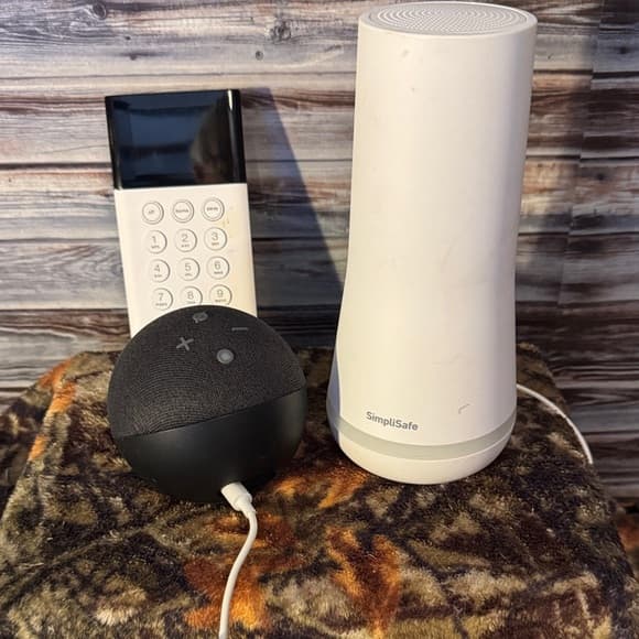 SimpliSafe White Base Station with Black Speaker - Thumbnail 2