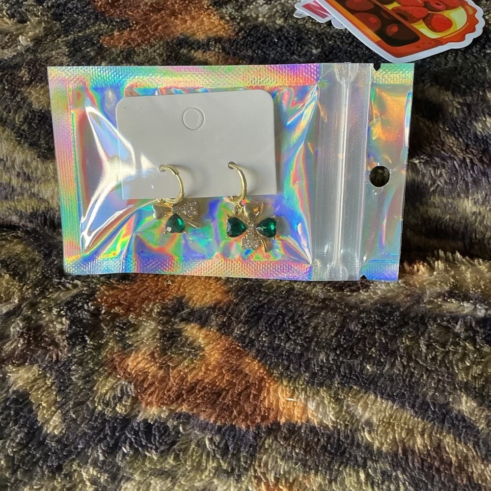 ⭐ Green Crystal Clover Hoop Earrings Gold Tone Rhinestone Dangle - Thumbnail 3