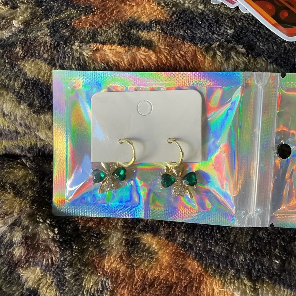 ⭐ Green Crystal Clover Hoop Earrings Gold Tone Rhinestone Dangle - Thumbnail 2