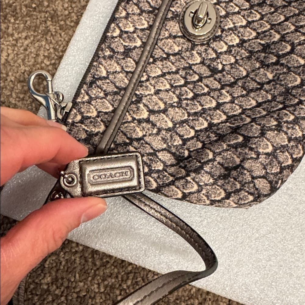 ⭐ Coach Snake Print Wristlet Pouch Signature Turnlock Zip Clutch Wallet - Thumbnail 2