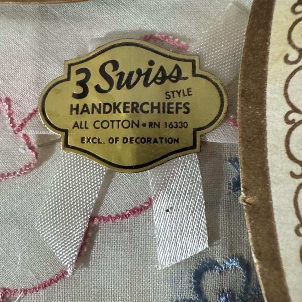 ★ Vintage Embroidered Ladies Handkerchief Set Boxed Floral Hankies Gift