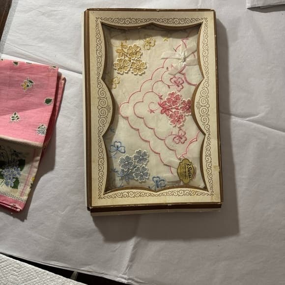 ★ Vintage Embroidered Ladies Handkerchief Set Boxed Floral Hankies Gift - Thumbnail 10