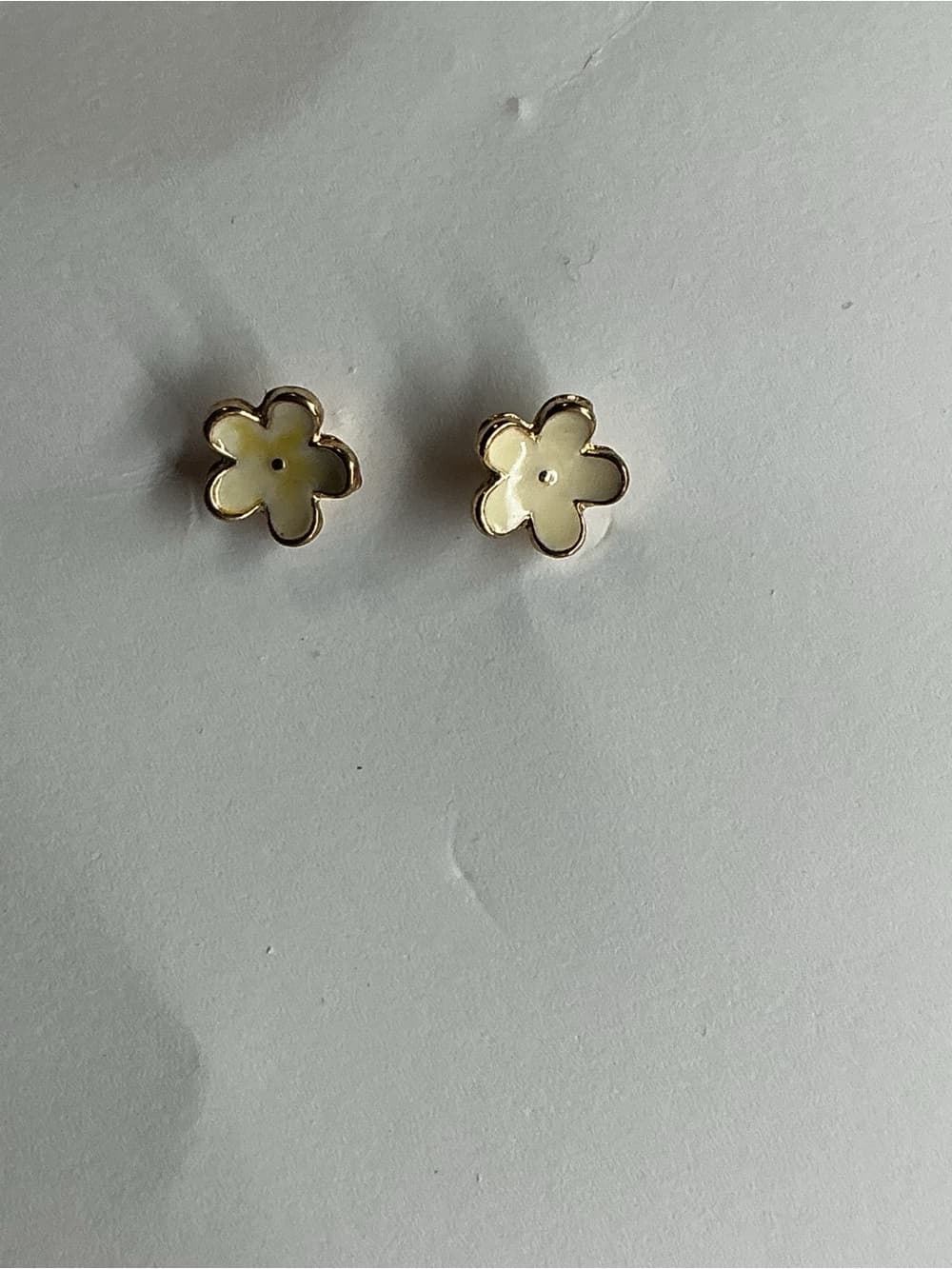 ⭐ Gold Tone White Daisy Flower Stud Earrings Minimalist Cute - Thumbnail 2