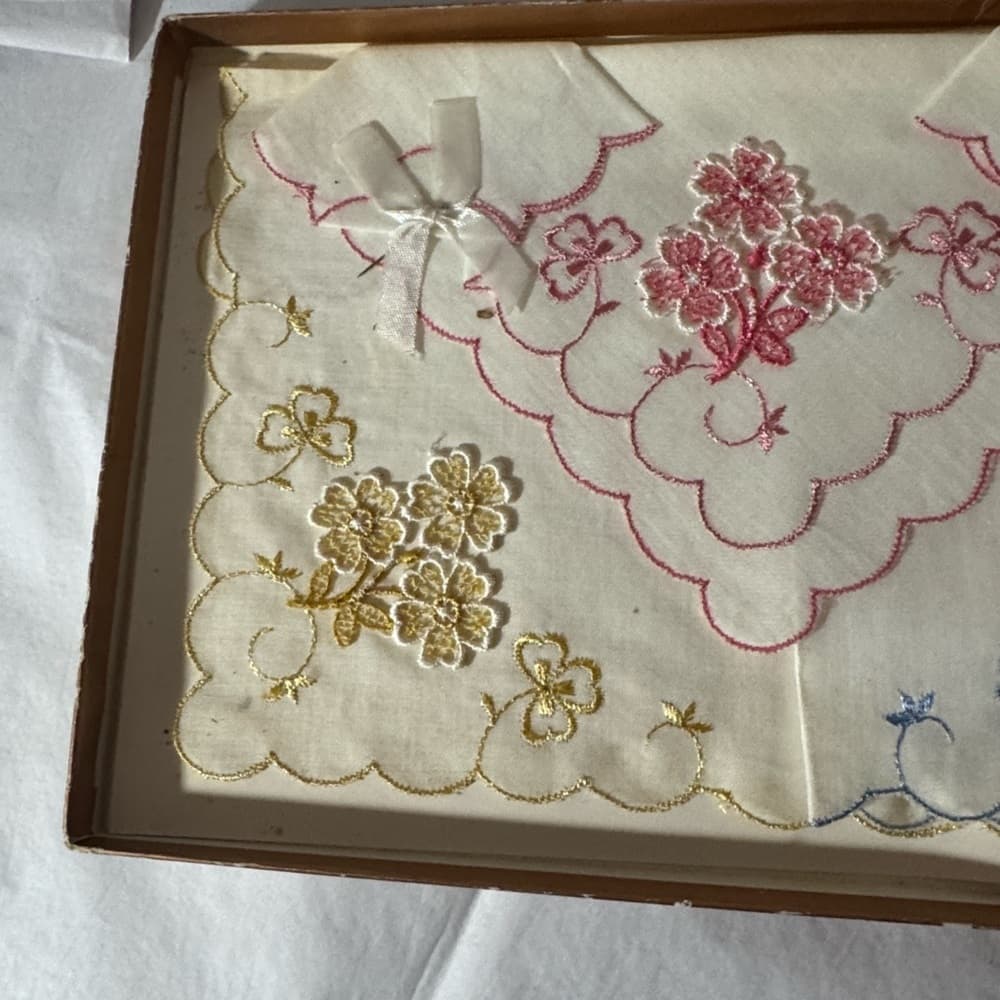 ★ Vintage Embroidered Ladies Handkerchief Set Boxed Floral Hankies Gift - Thumbnail 2