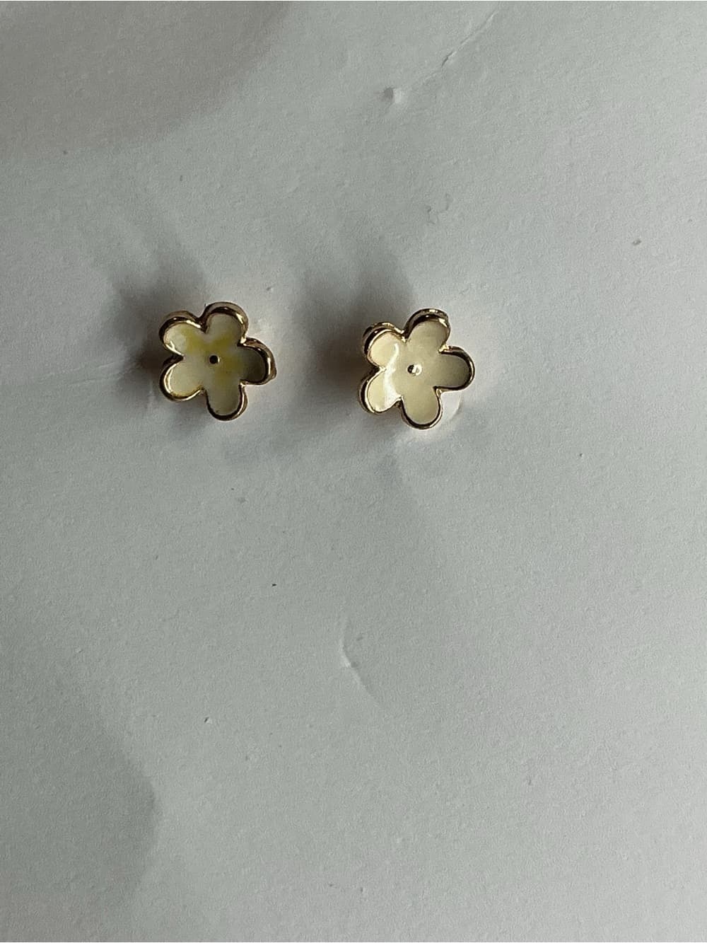 ⭐ Gold Tone White Daisy Flower Stud Earrings Minimalist Cute