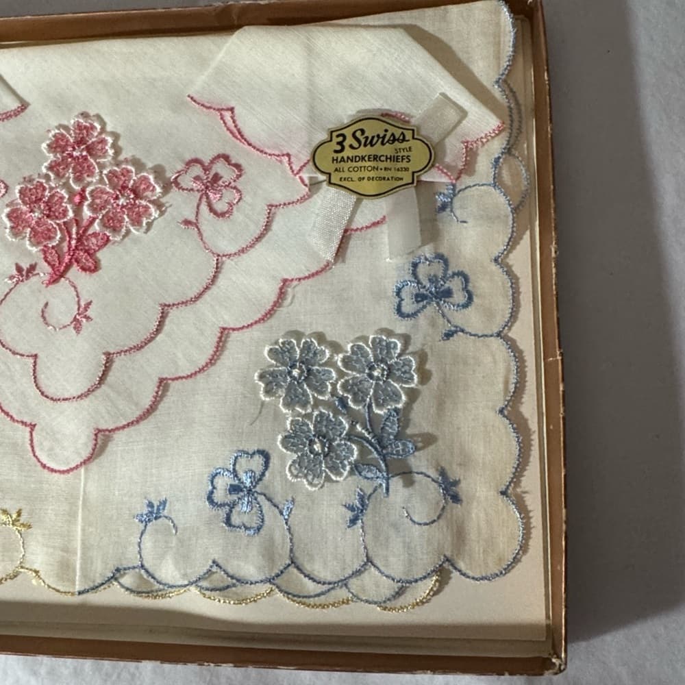 ★ Vintage Embroidered Ladies Handkerchief Set Boxed Floral Hankies Gift - Thumbnail 3