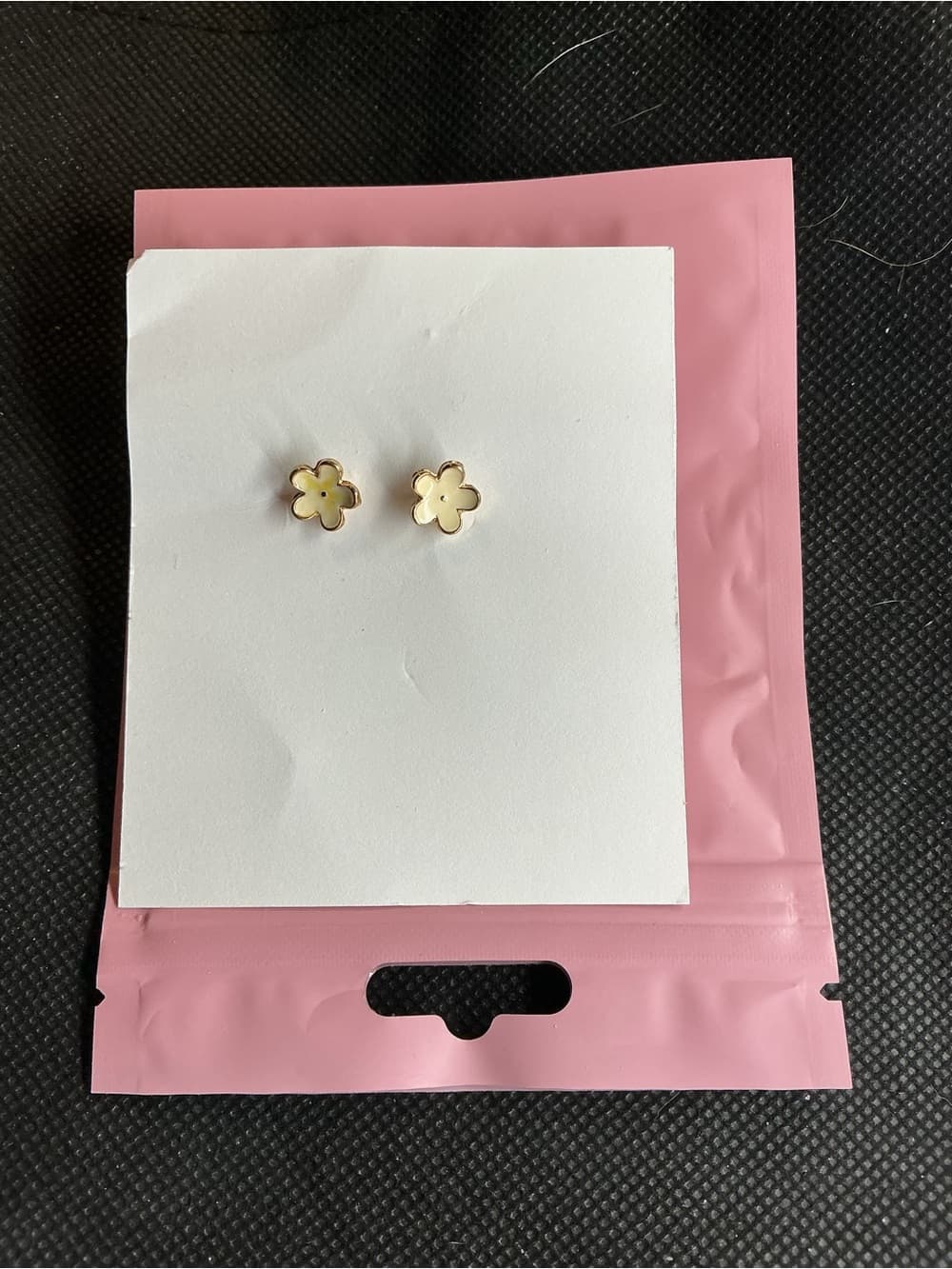 ⭐ Gold Tone White Daisy Flower Stud Earrings Minimalist Cute - Thumbnail 4