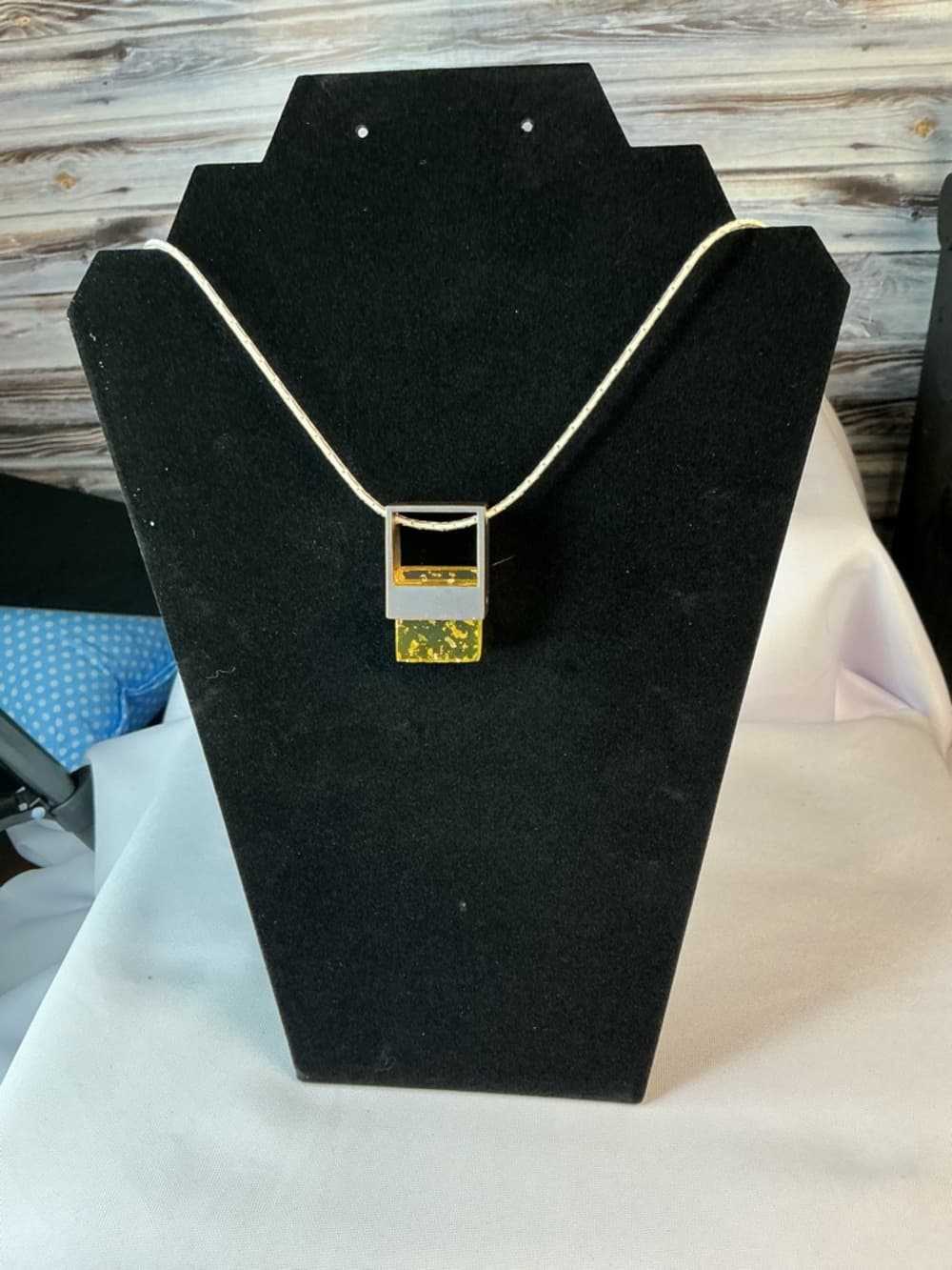 ★ Modern Gold Tone Geometric Pendant Necklace Minimalist Statement