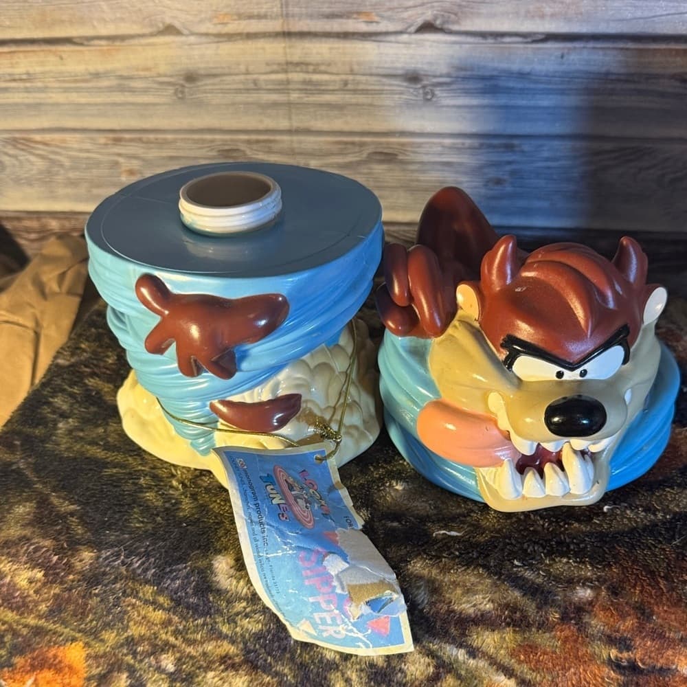 Warner Bros. Looney Tunes Sipper Tag with Blue and Yellow - Thumbnail 4