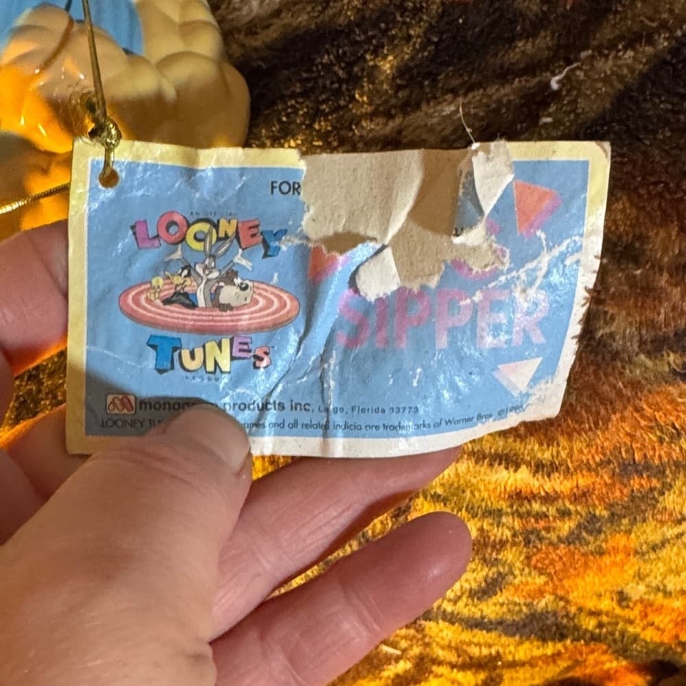 Warner Bros. Looney Tunes Sipper Tag with Blue and Yellow