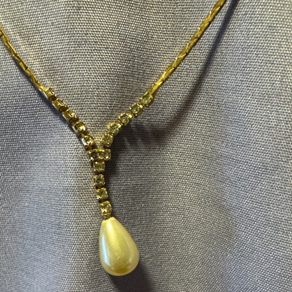 Elegant Gold Necklace with Pearl Pendant