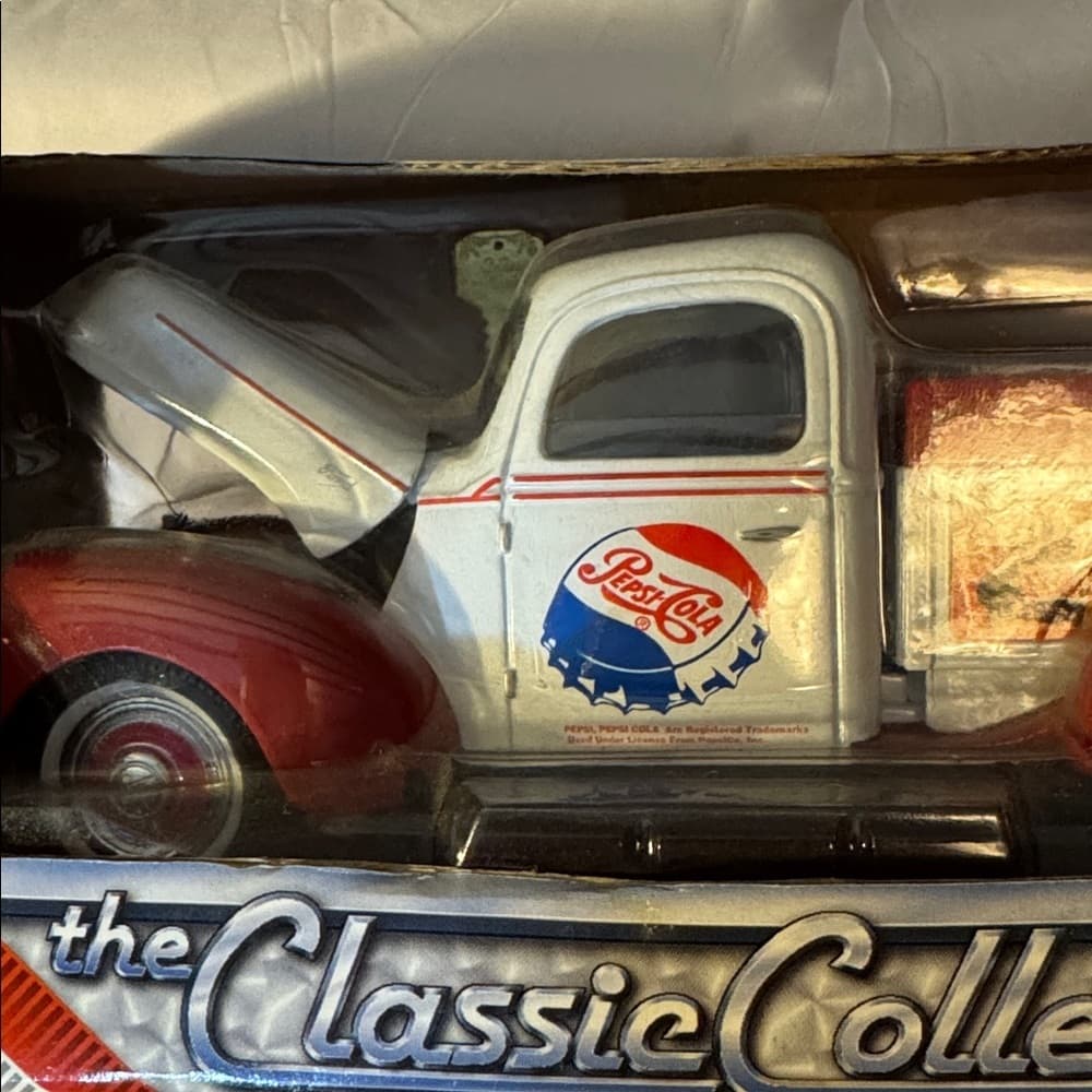 Classic Collection Die-Cast Model Truck - Thumbnail 2