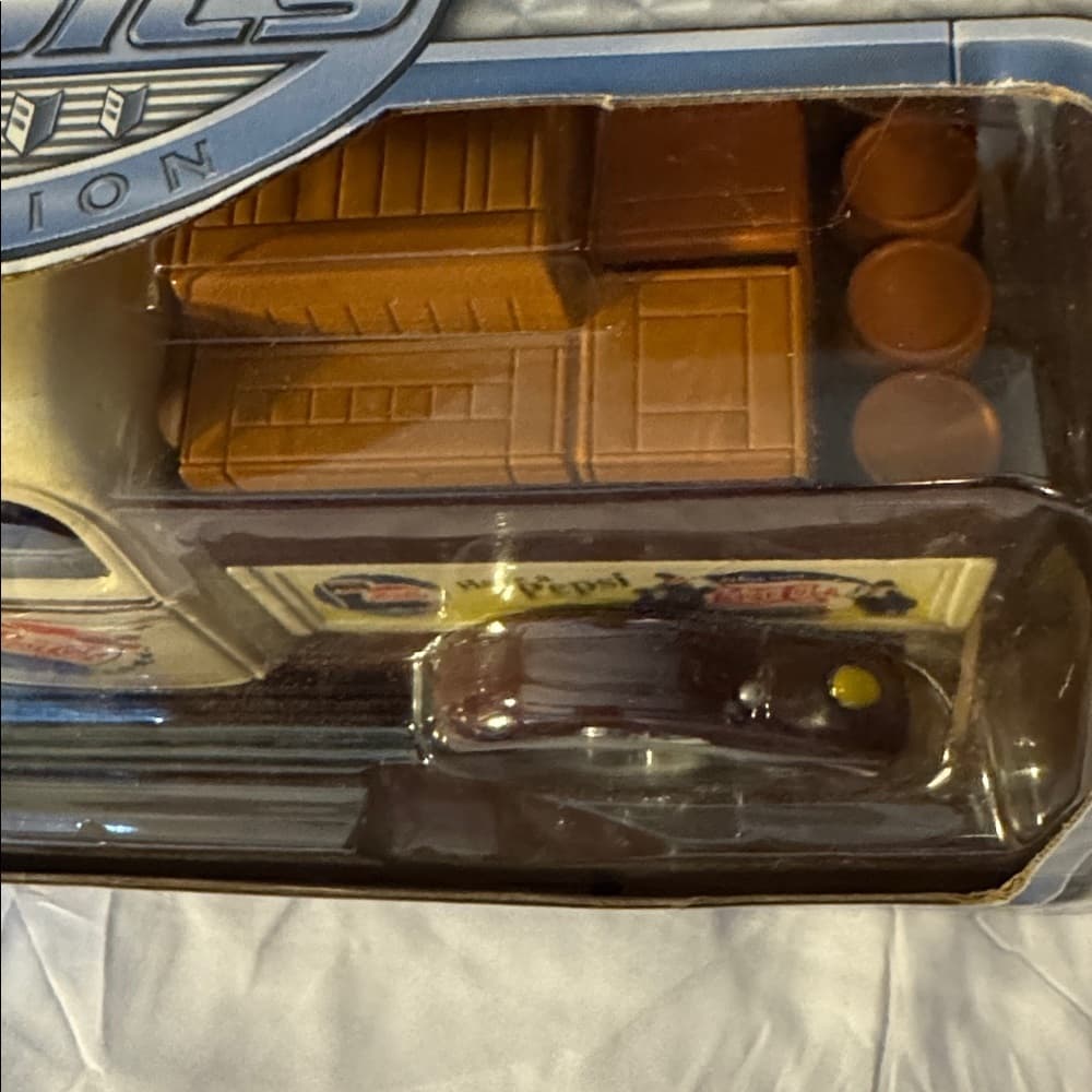 Classic Collection Die-Cast Model Truck - Cream and Brown - Thumbnail 5