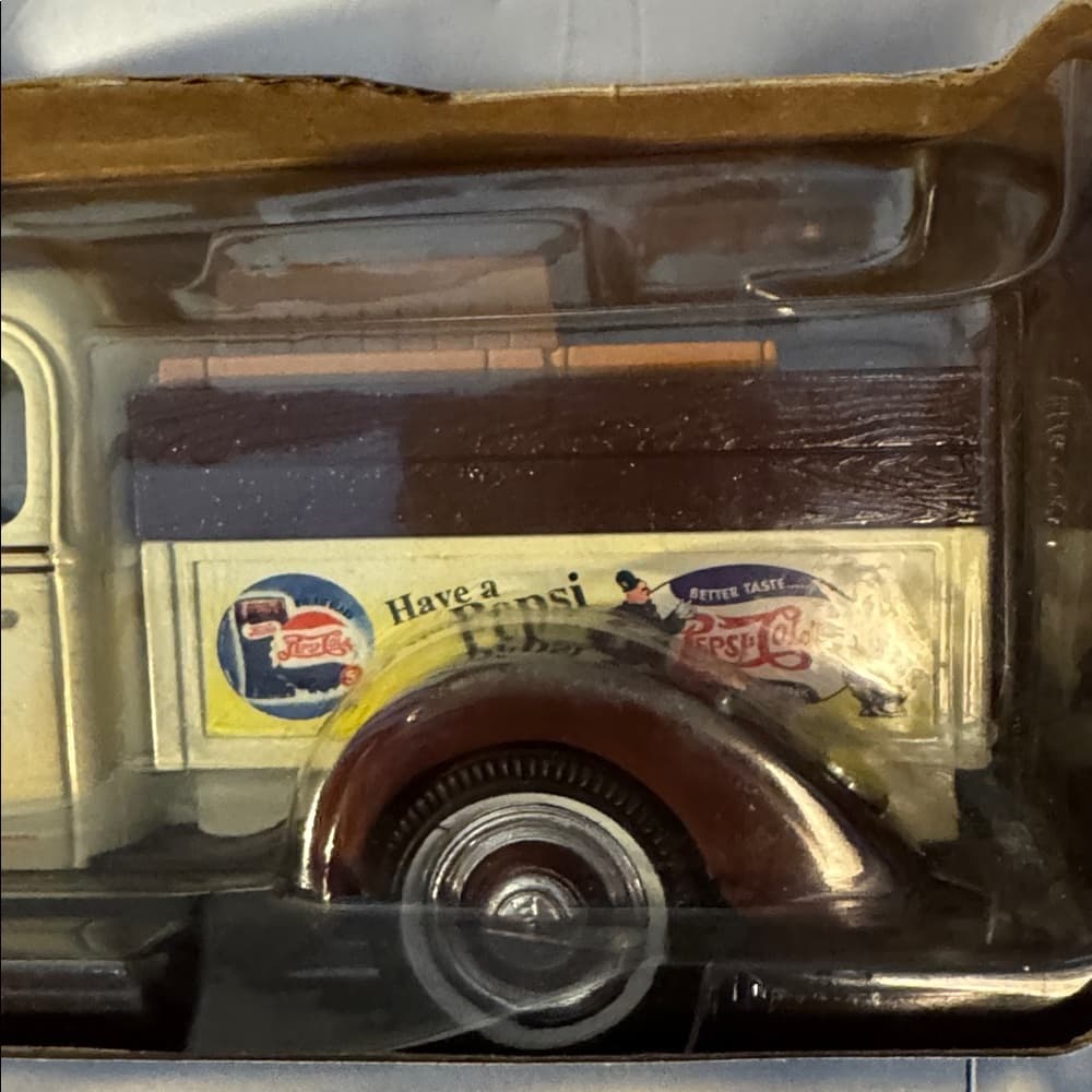 Classic Collection Die-Cast Model Truck - Cream and Brown - Thumbnail 3