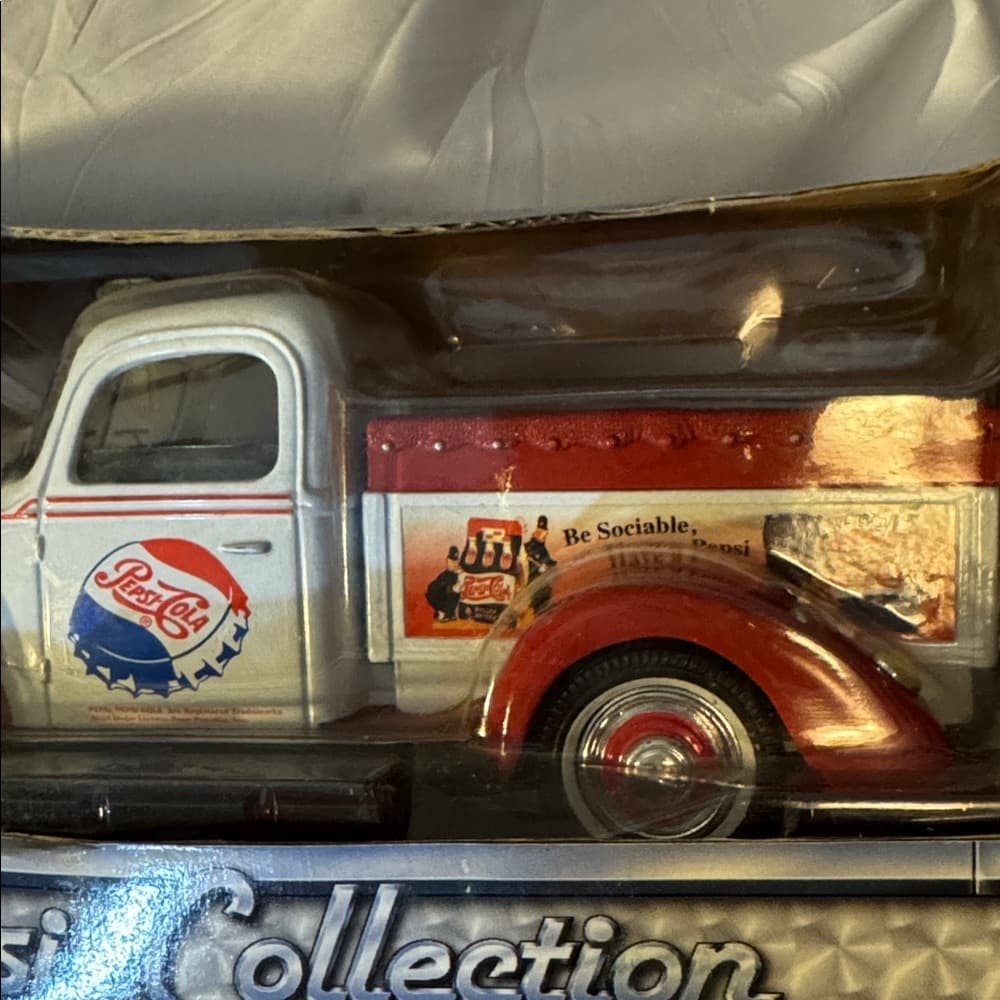 Classic Collection Die-Cast Model Truck - Thumbnail 3