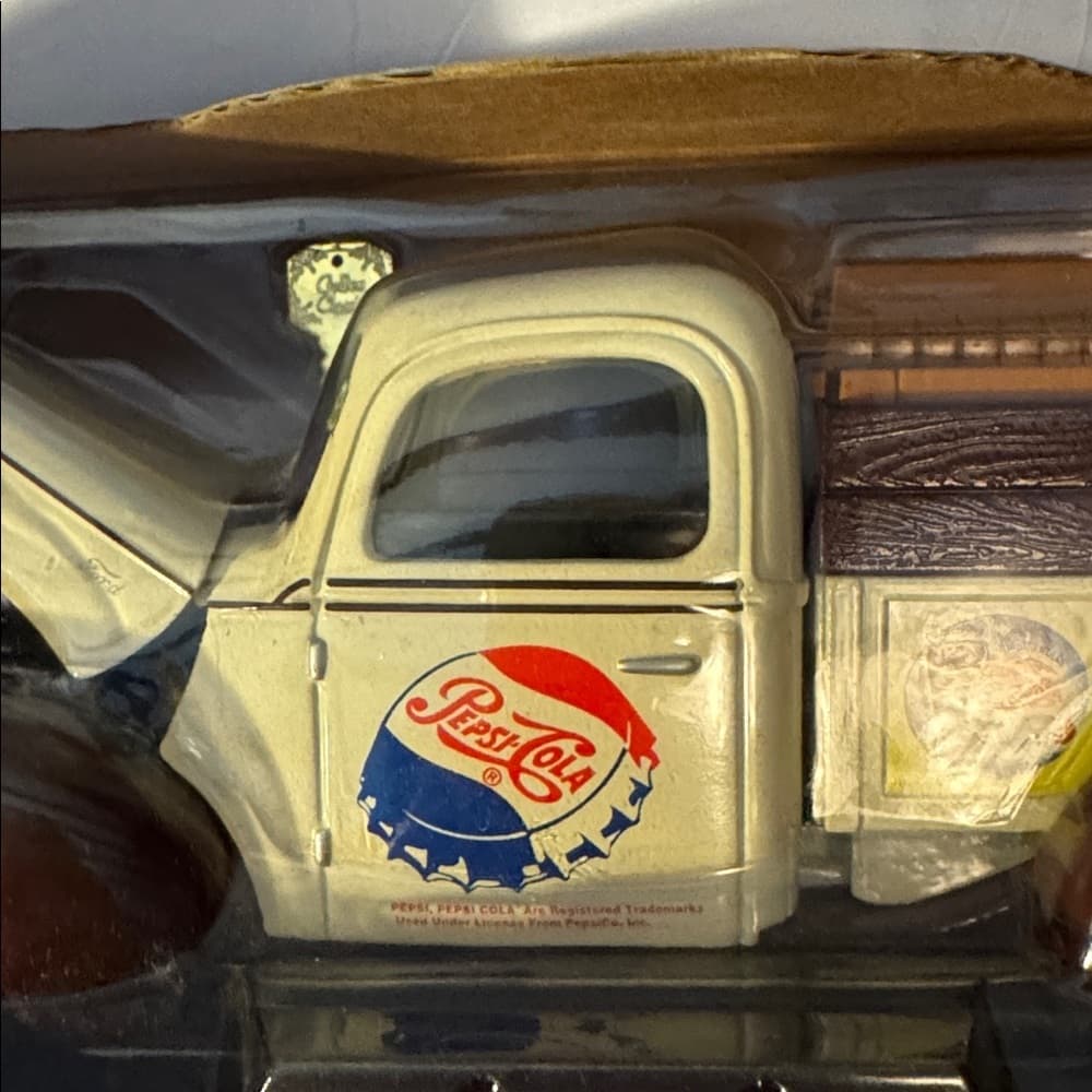Classic Collection Die-Cast Model Truck - Cream and Brown - Thumbnail 2