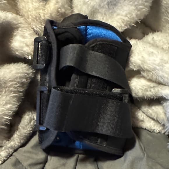 Black and Blue Wrist Support Brace - Thumbnail 10