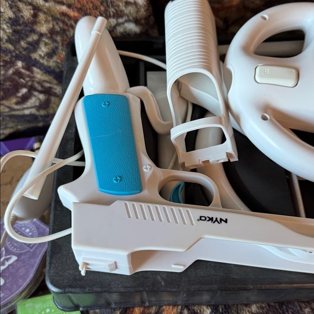 Nintendo Wii Console Set with White Accessories - Thumbnail 2