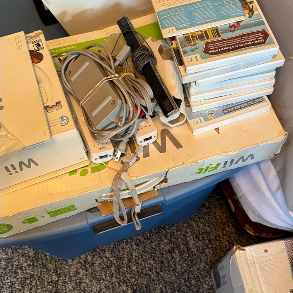 Nintendo Wii Console Set with White Accessories - Thumbnail 4