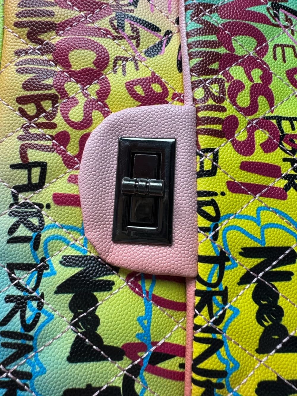 ⭐ Graffiti Pop Art Crossbody Bag Colorful Quilted Chain Strap Purse - Thumbnail 3