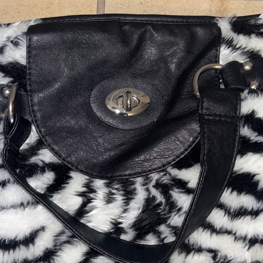 ⭐ Zebra Print Faux Fur Crossbody Tote Shoulder Bag Black White - Thumbnail 3