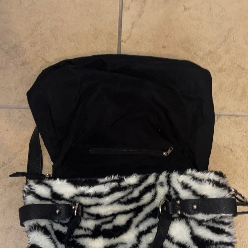 ⭐ Zebra Print Faux Fur Crossbody Tote Shoulder Bag Black White - Thumbnail 4