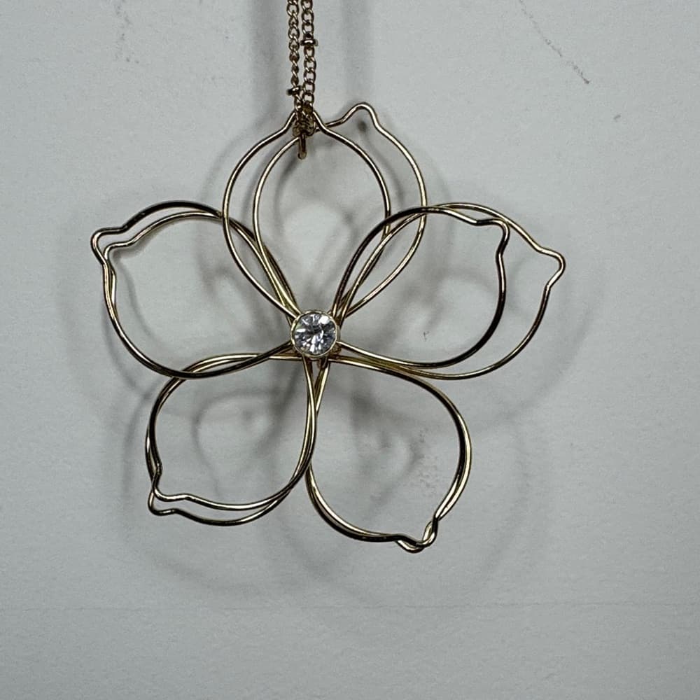 Qlanruna Gold Flower Pendant Necklace Crystal Center Adjustable