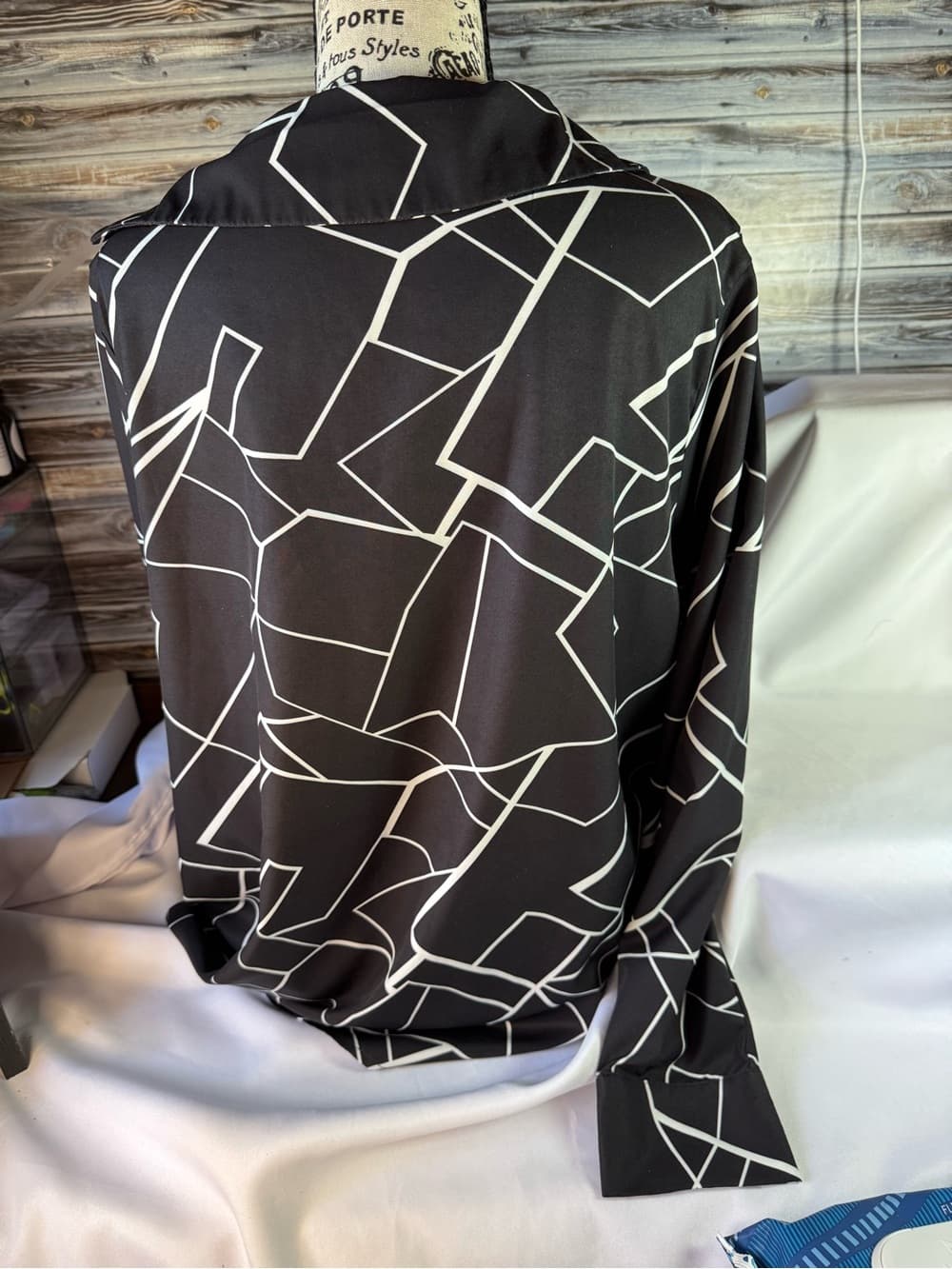 ★ Black & White Geometric Print Surplice Blouse Career Chic Top - Thumbnail 3