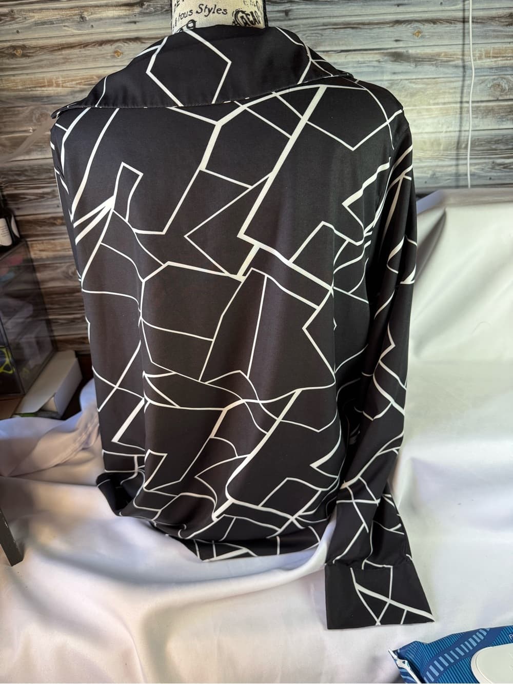 ★ Black & White Geometric Print Surplice Blouse Career Chic Top - Thumbnail 4