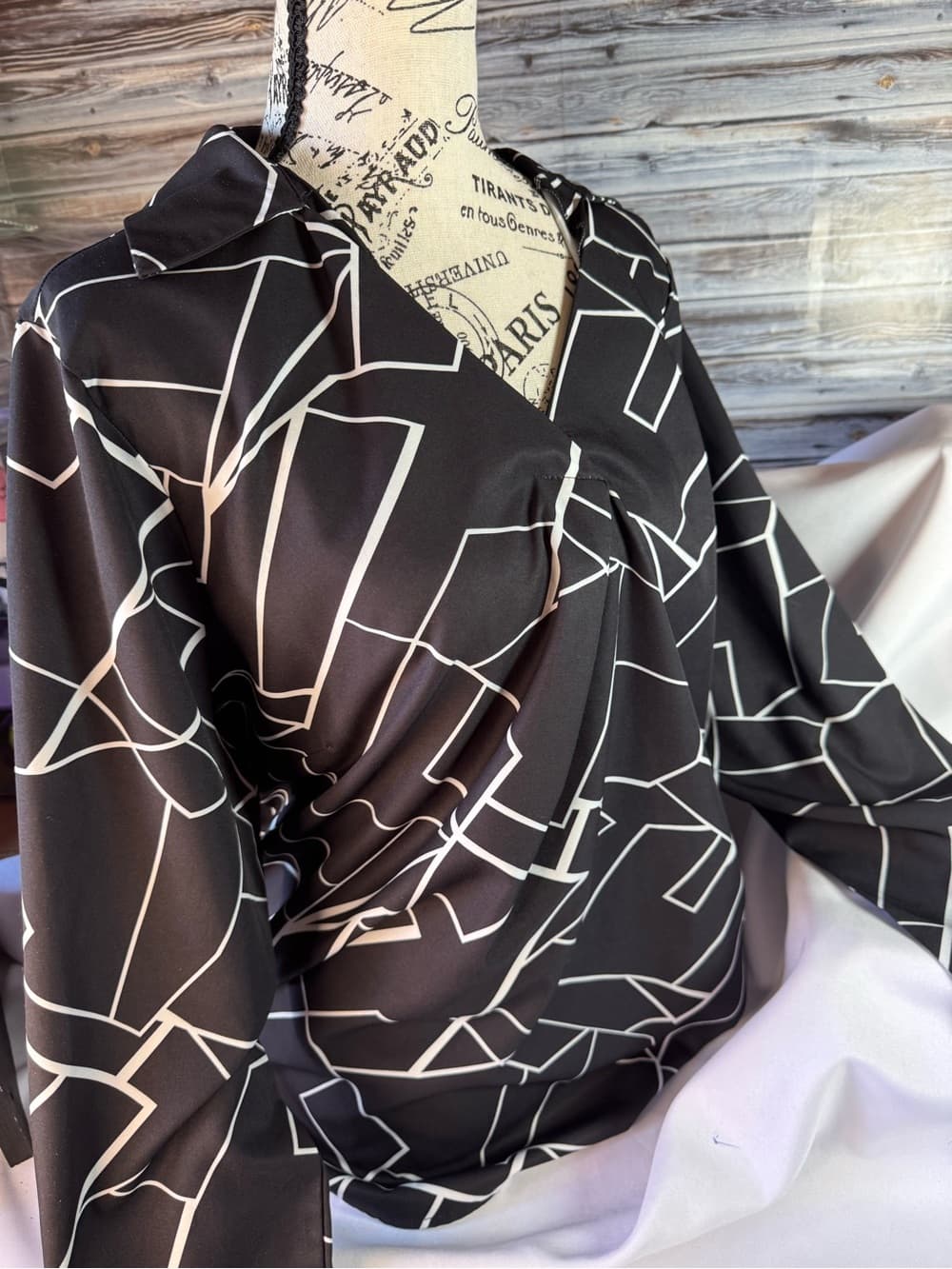 ★ Black & White Geometric Print Surplice Blouse Career Chic Top