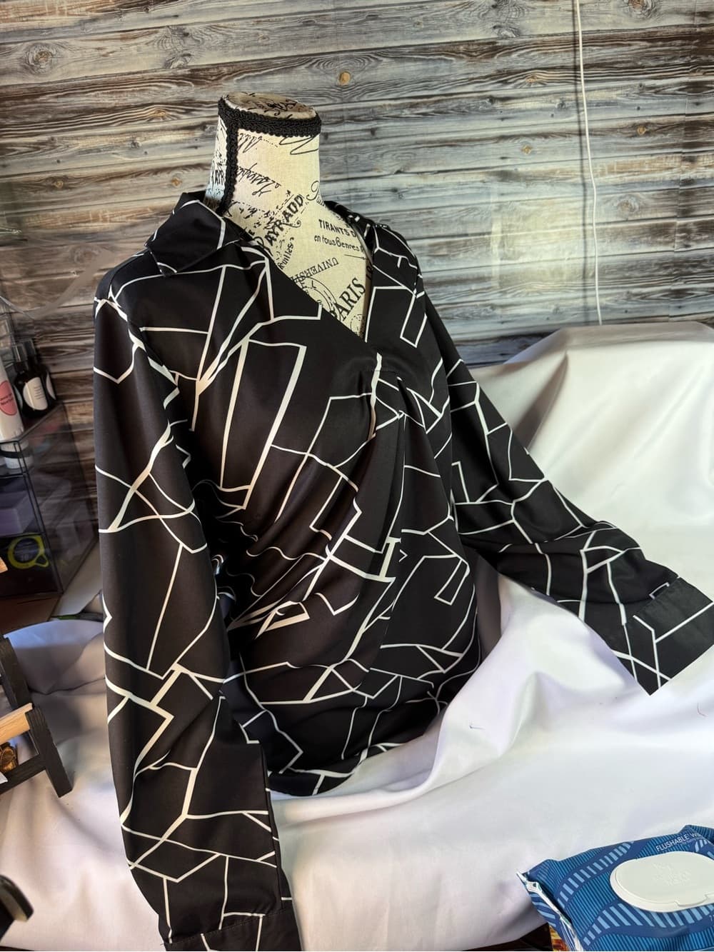 ★ Black & White Geometric Print Surplice Blouse Career Chic Top - Thumbnail 5