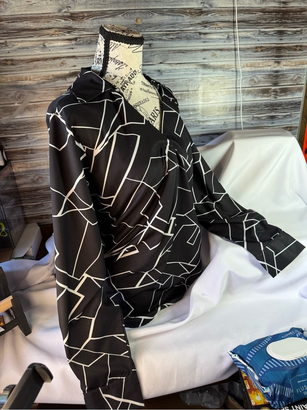 ★ Black & White Geometric Print Surplice Blouse Career Chic Top - Thumbnail 2