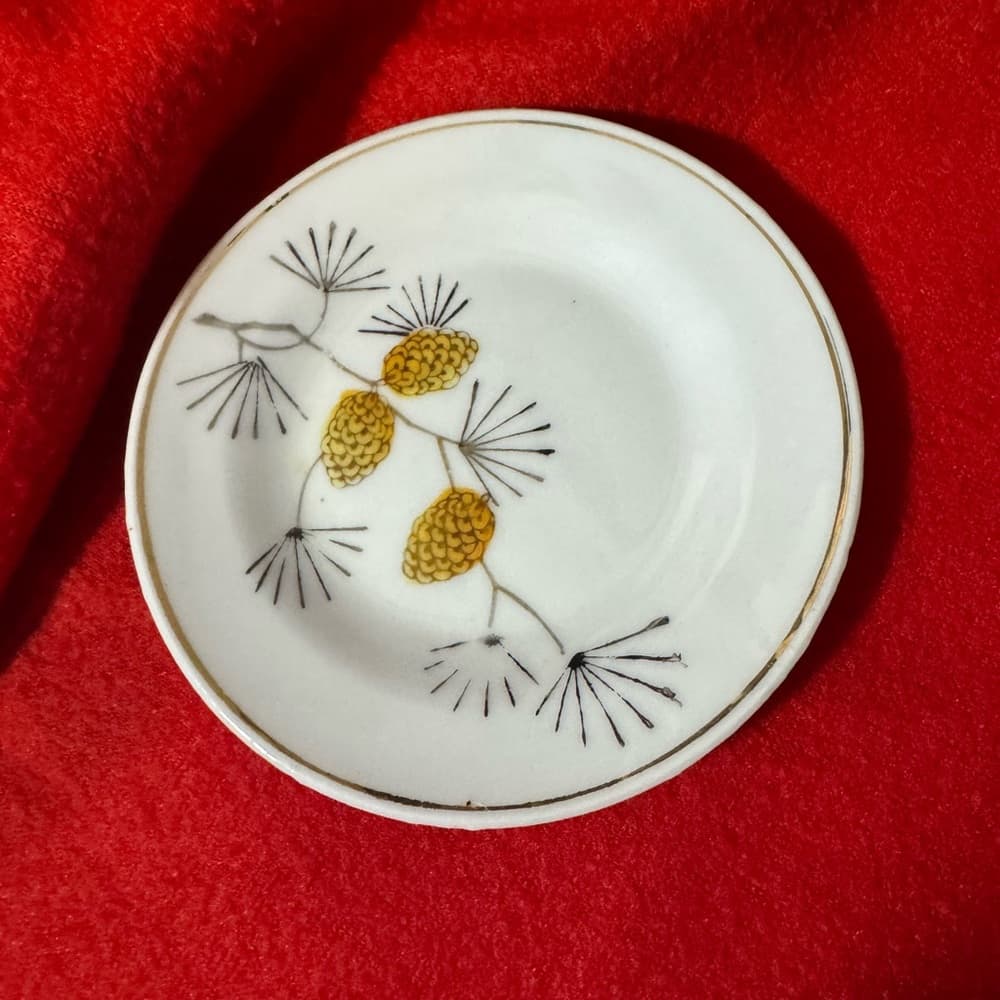 Elegant White Tea Set with Pinecone Design - Thumbnail 5