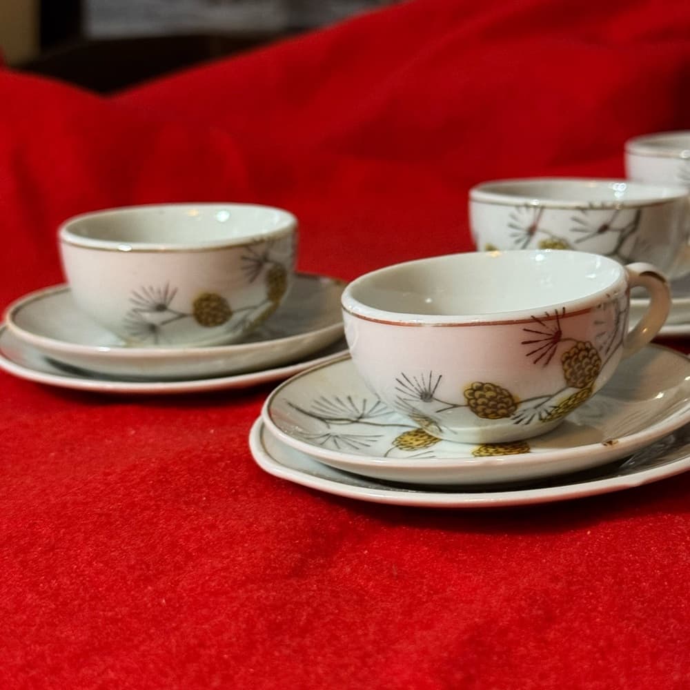 Elegant White Tea Set with Pinecone Design - Thumbnail 3