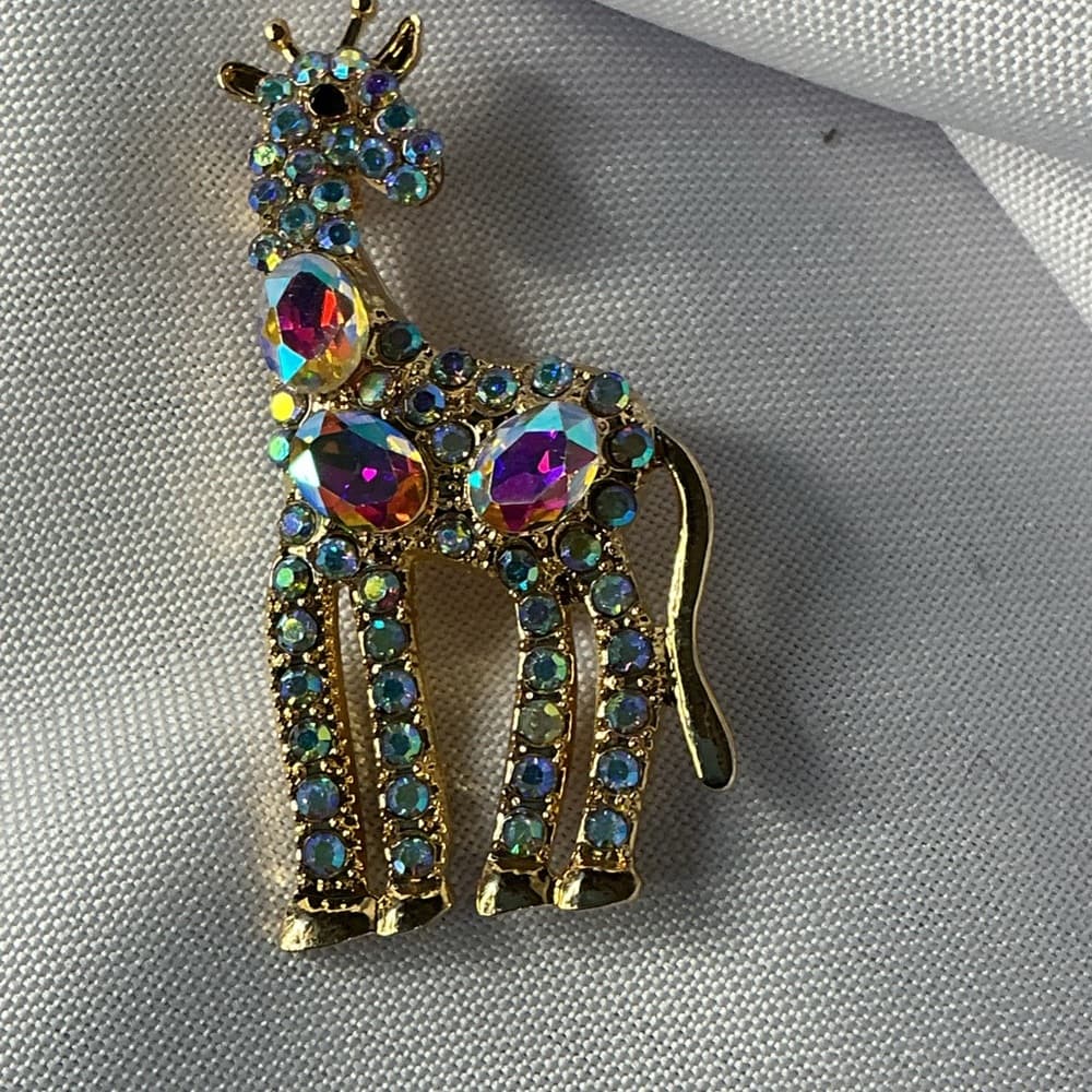⭐ Aurora Crystal Giraffe Brooch Gold Tone Statement Animal Pin - Thumbnail 3
