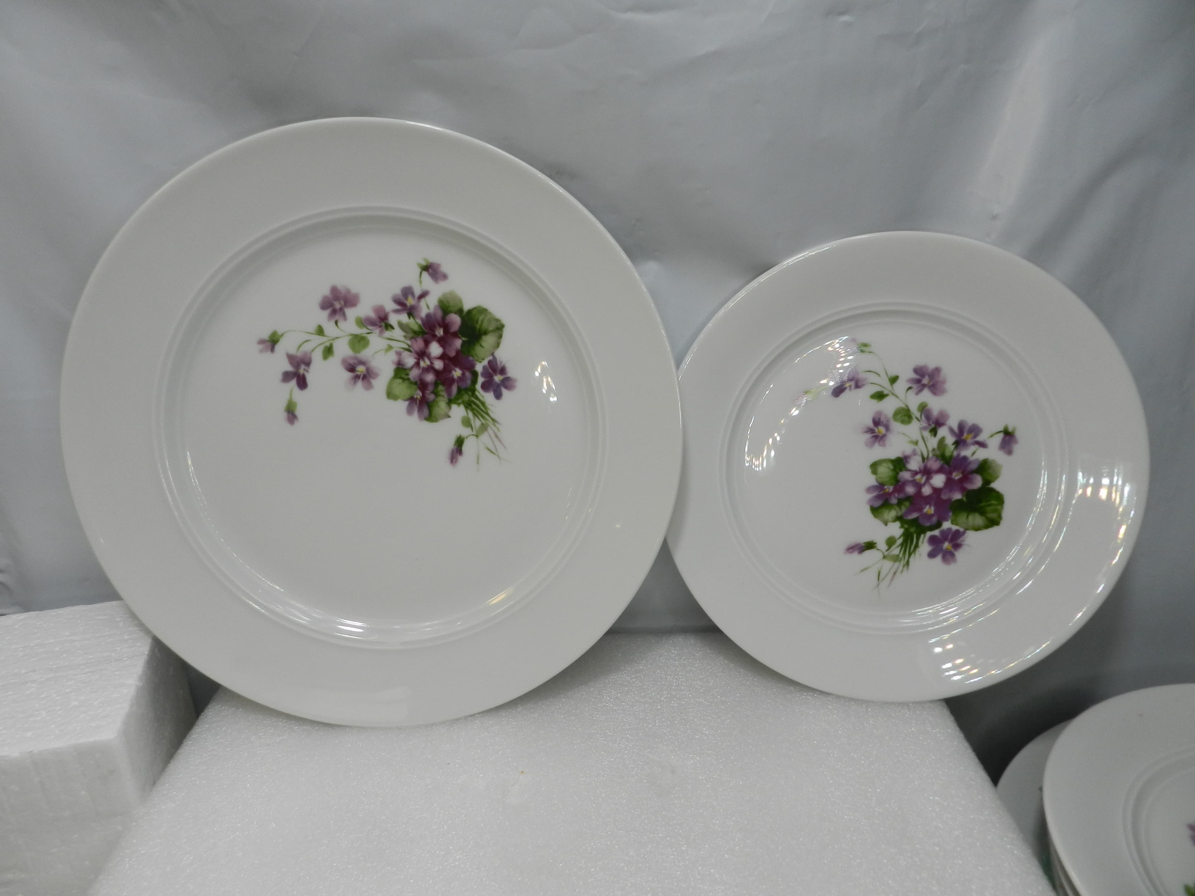 38 PC Mitterteich Bavaria Porcelain Dinnerware Set Violets or Veilchen  (N25J) - Thumbnail 8