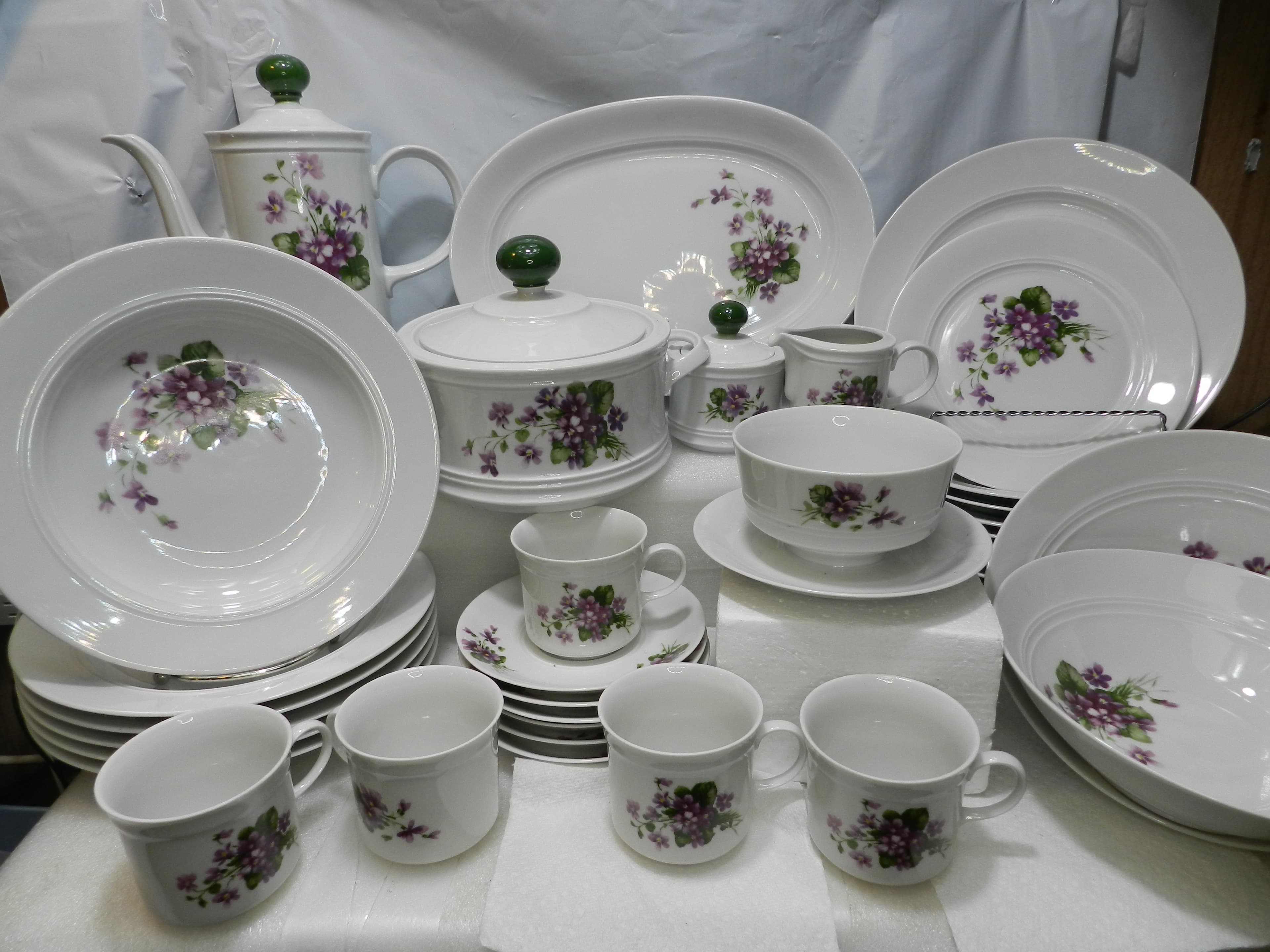 38 PC Mitterteich Bavaria Porcelain Dinnerware Set Violets or Veilchen  (N25J) - Thumbnail 2